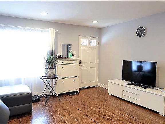 4th image of 652 2nd Ave