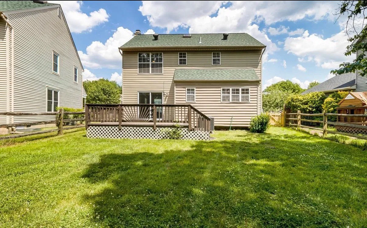 3 bed, 2.5 bath, 1604 sqft, $3,150 — Photo 2