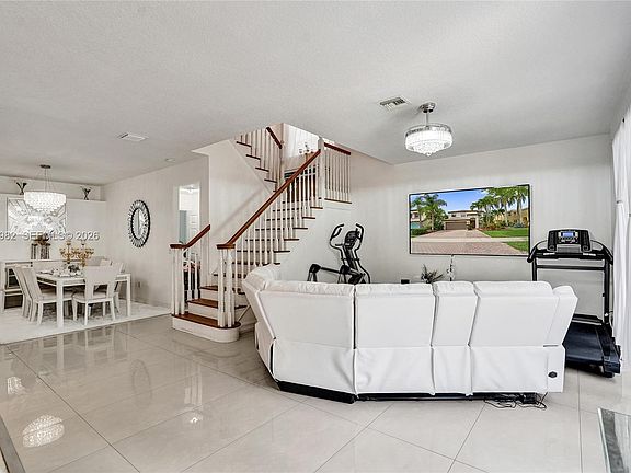 4th image of 9078 Alexandra Cir