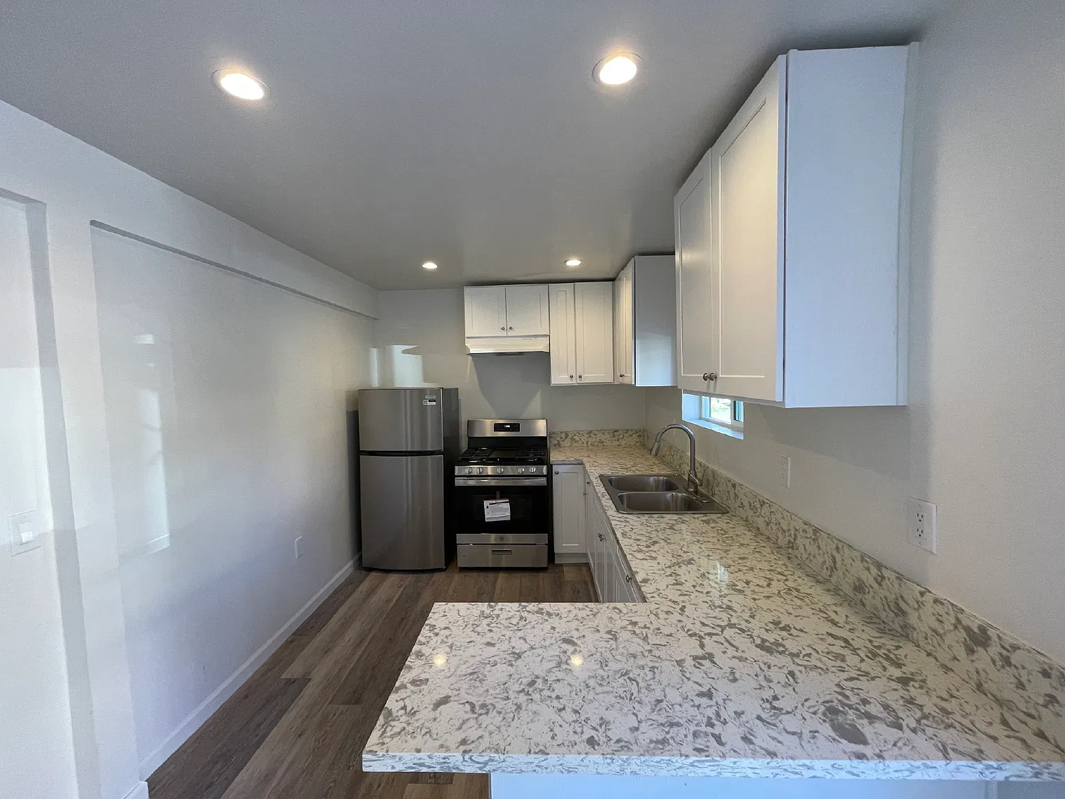2 bed, 700 sqft, $2,700 — Photo 3