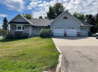 910 Lake View Dr, Devils Lake, ND 58301