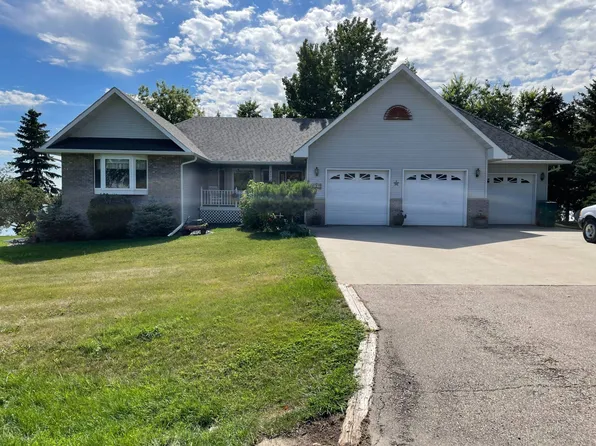 910 Lake View Dr, Devils Lake, ND 58301