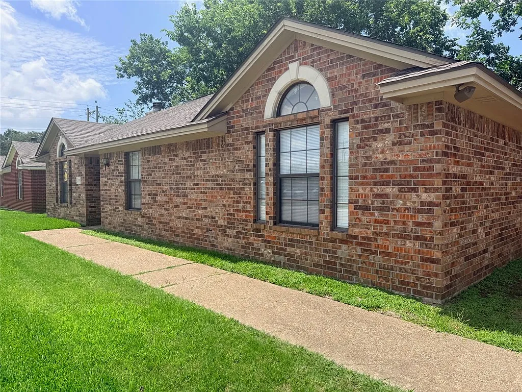 4 bed, 1364 sqft, $2,100 — Photo 1