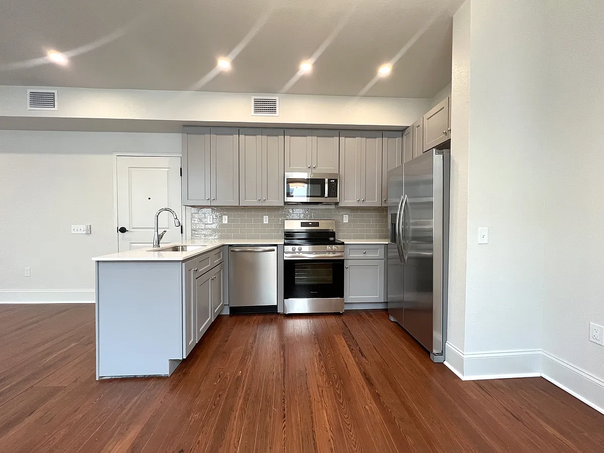 Building Photo - 244 E Park Ave #204