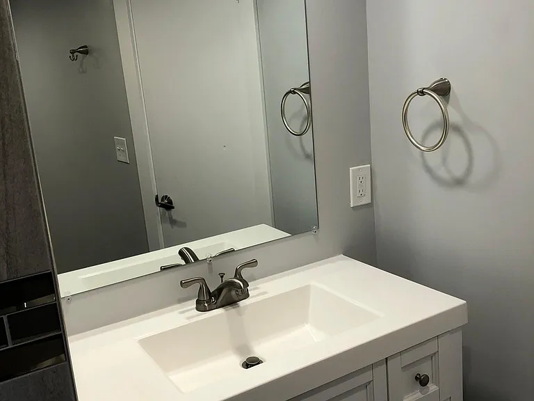 Apartment H Bathroom