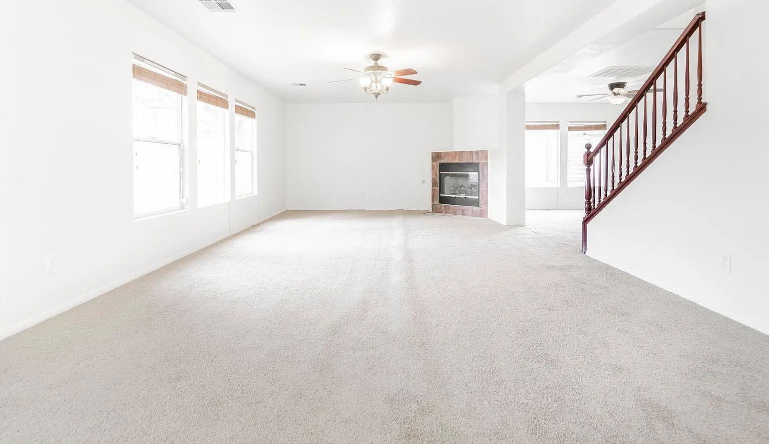 Spacious 4BD + Loft Two-Story in The Vistas at Summerlin All Appliances Included! — Photo 3