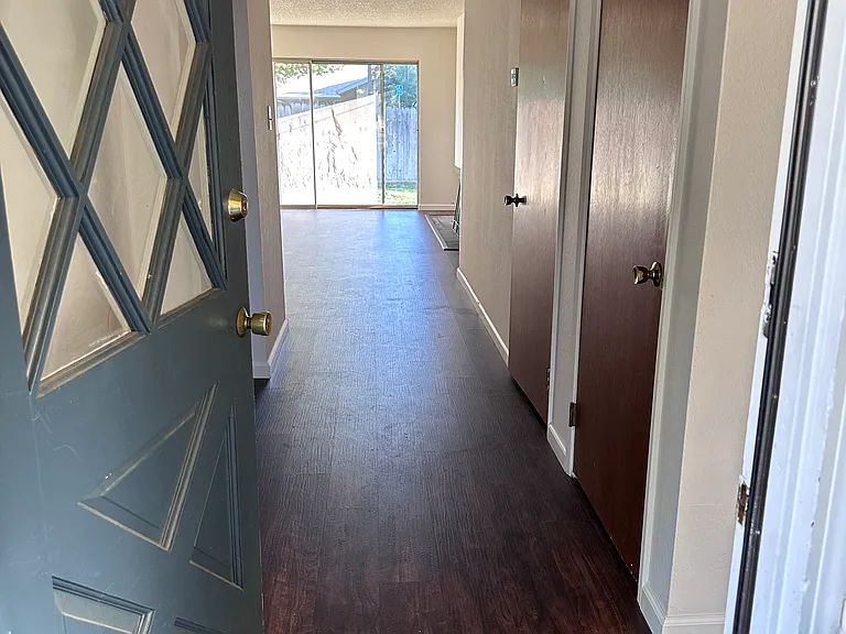 638 Radcliffe Dr — Photo 4