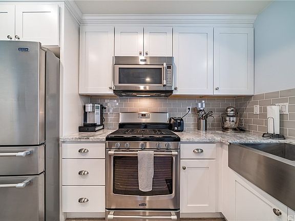 3rd image of 914 S Country Glen Way