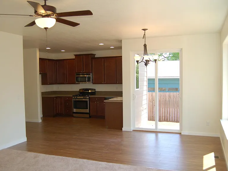 Dining/kitchen