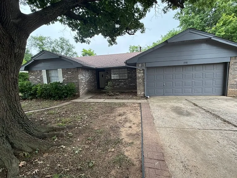 1918 Oakhill Dr — Photo 9