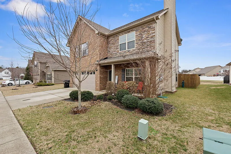 4 bed, 2.5 bath, 1824 sqft, $2,300 — Photo 2