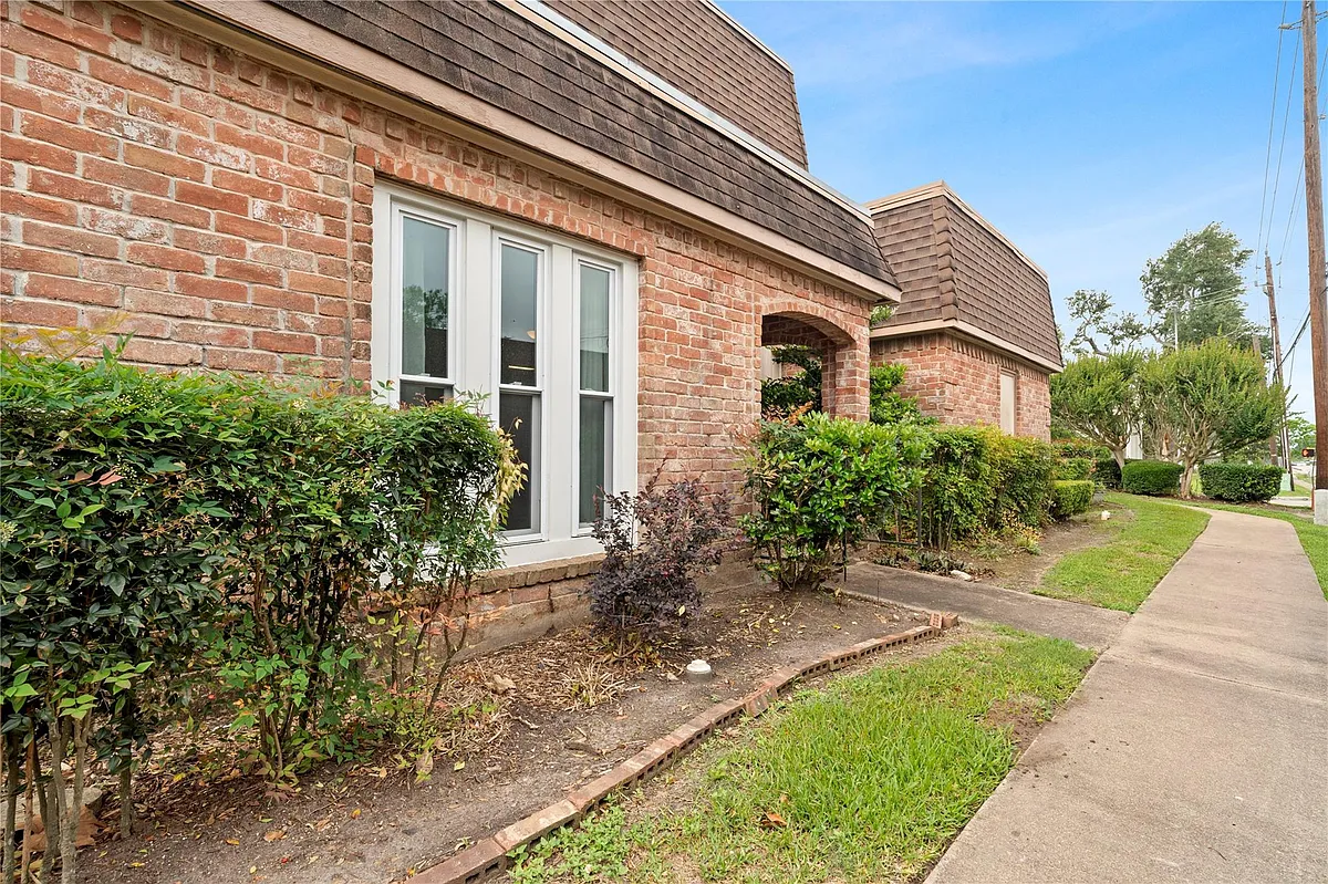 Building Photo - 2938 Camelot Ln