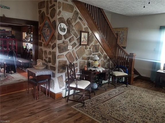4th image of 211 E Main St