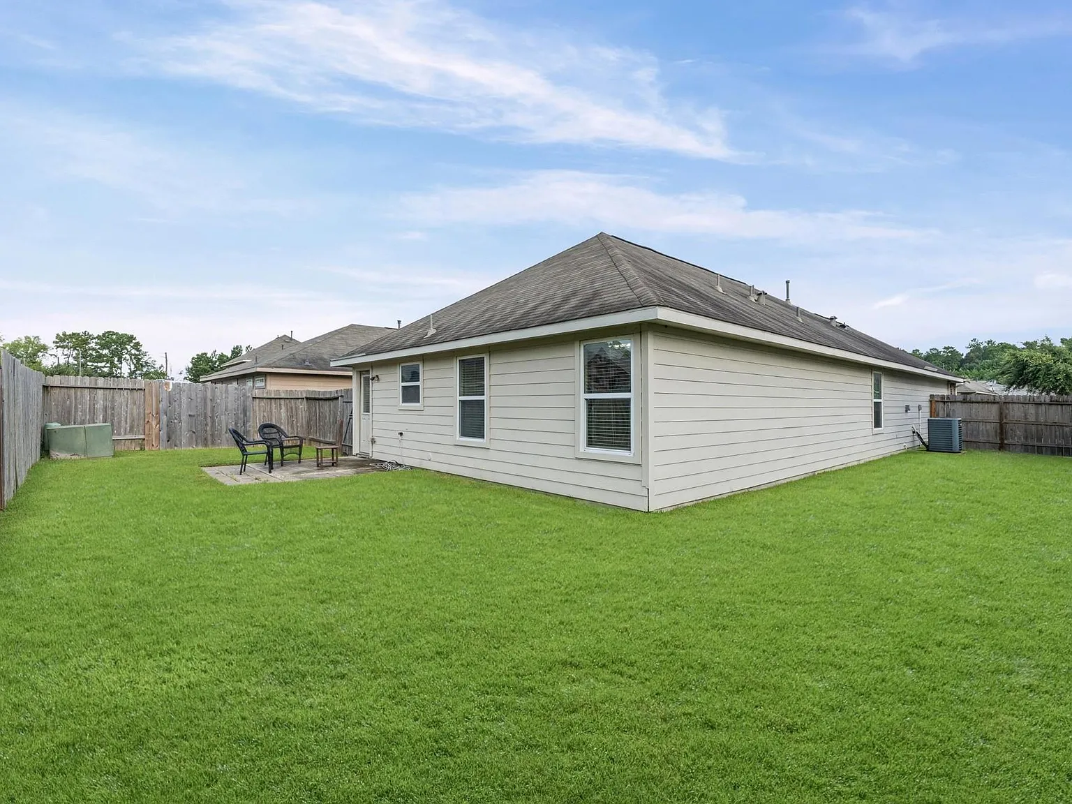 3 bed, 2.0 bath, 1395 sqft, $1,990 — Photo 3