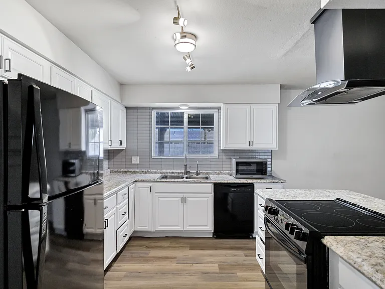 3702 W Tuckey Ln — Photo 2