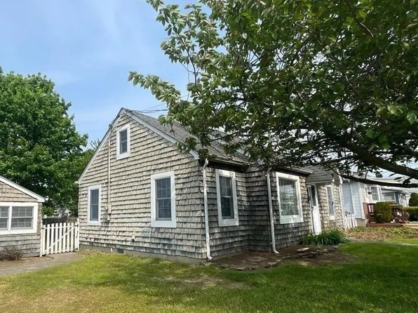 9 Coolidge Avenue, Amity Harbor, NY 11701