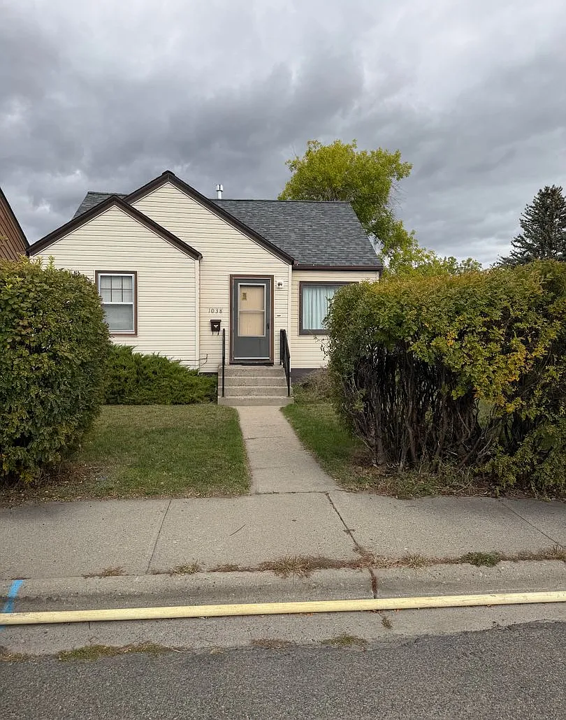 Charming 2-Bedroom Upper-Level Home with Detached Garage — Photo 2