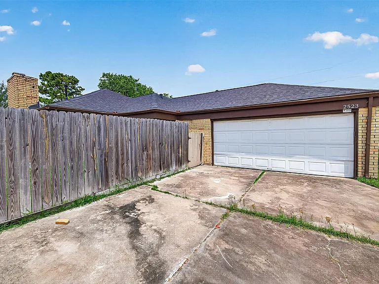2523 Creekway Cir — Photo 2