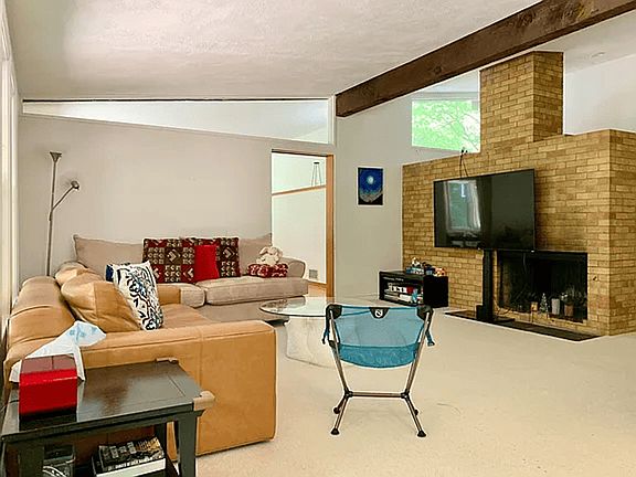 5th image of 30 Peacock Farm Rd