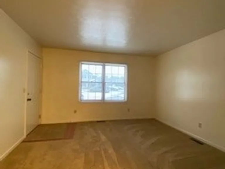 124 S Silverwood Ln — Photo 2