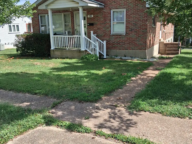 705 W Kelley St — Photo 2