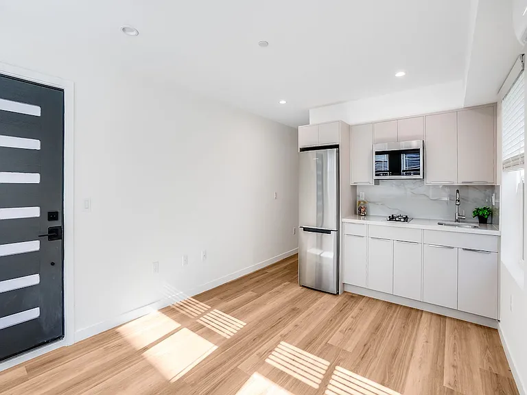 1345 3/6 Seward St — Photo 12
