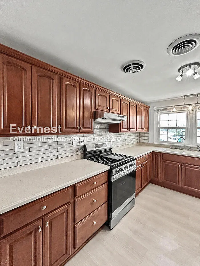 3 bed, 2.0 bath, 2400 sqft, $1,845 — Photo 3