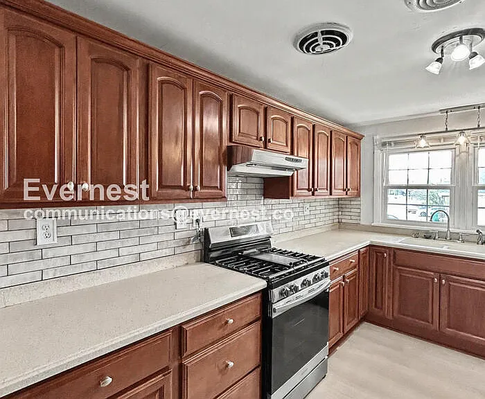 616 S Jefferson St — Photo 2