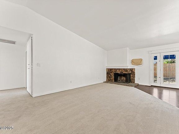 5th image of 983 Glen Meadow Dr