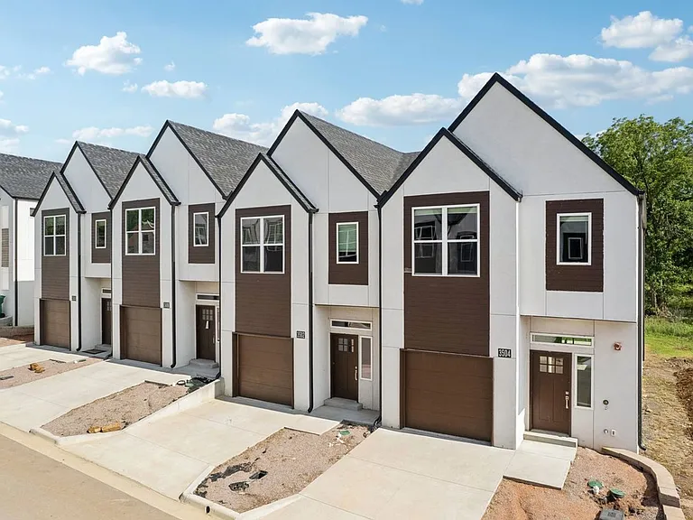 Oak Hill Townhomes: Now Offering First Month FREE! — Photo 1