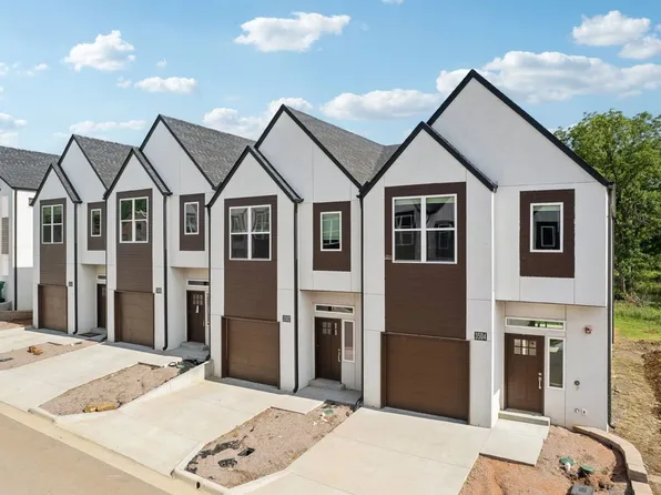Oak Hill Townhomes: Now Offering First Month FREE!