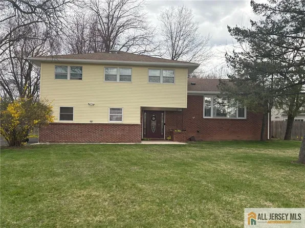 2 Ventnor Dr, Edison, NJ 08820