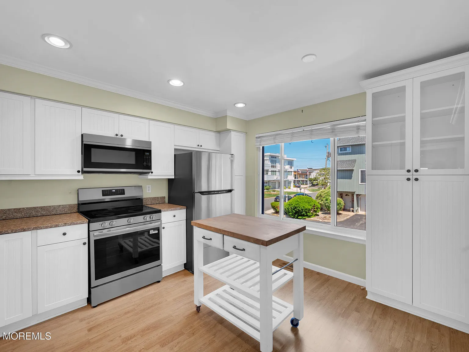 3 bed, 2.5 bath, 1183 sqft, $4,400 — Photo 4