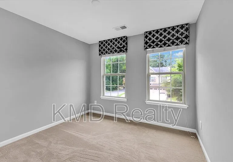1935 Fleetwood Dr — Photo 12