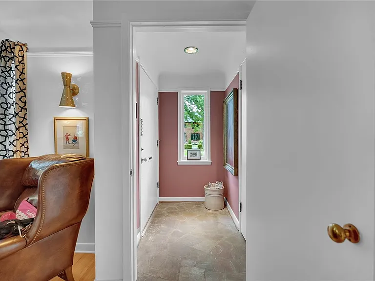 114 Burbank Dr — Photo 21