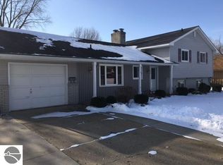 937 Riverview Dr, Alma, MI 48801