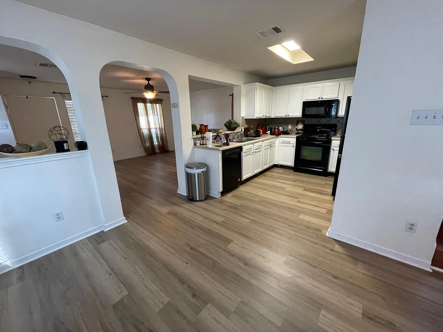 3 bed, 2.5 bath, 1719 sqft, $2,000 — Photo 2