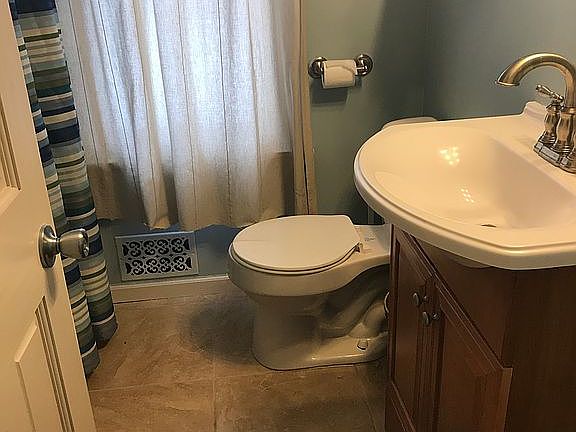 Upper full bathroom 