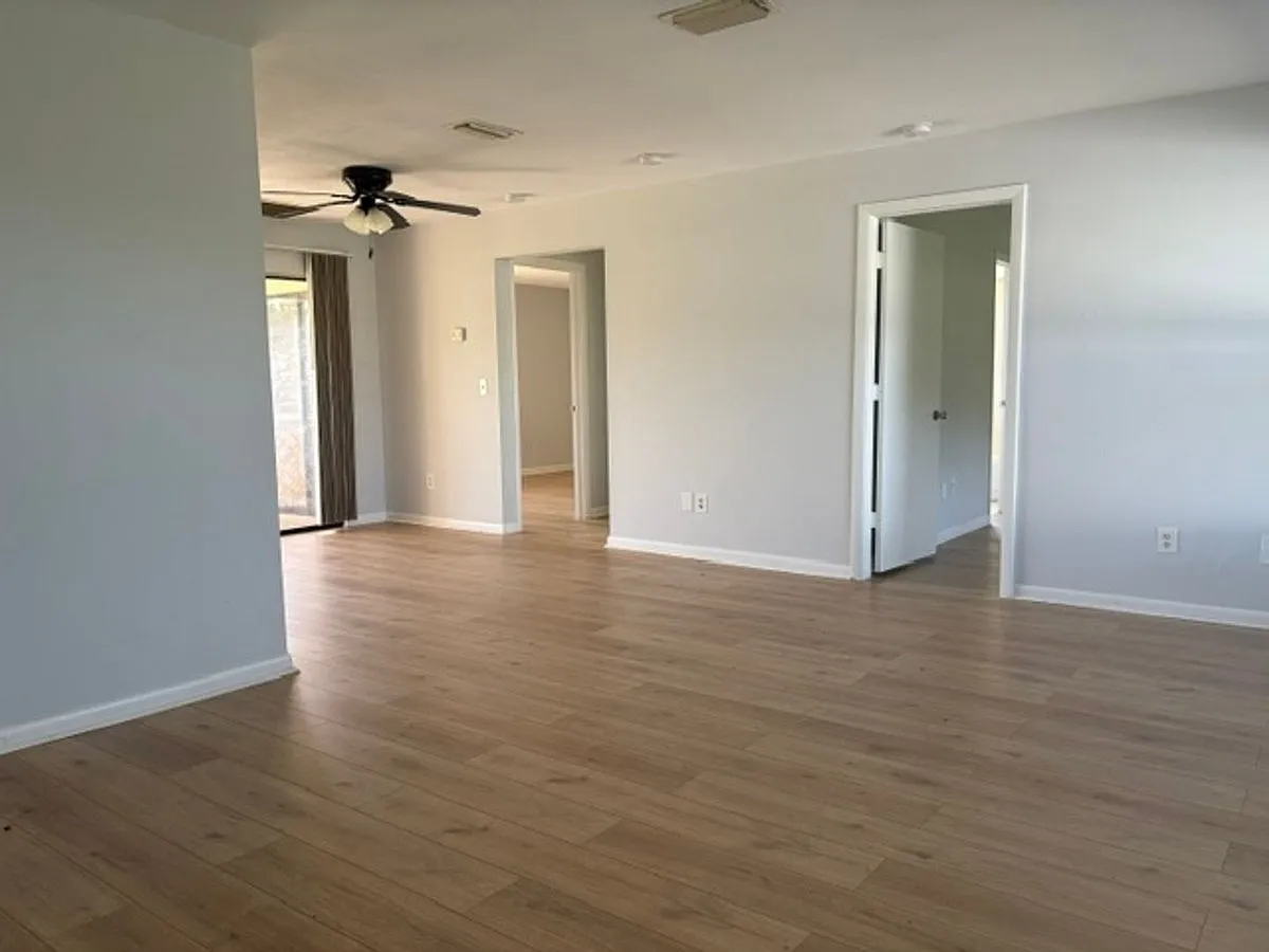 1110 SE 9th Court — Photo 3
