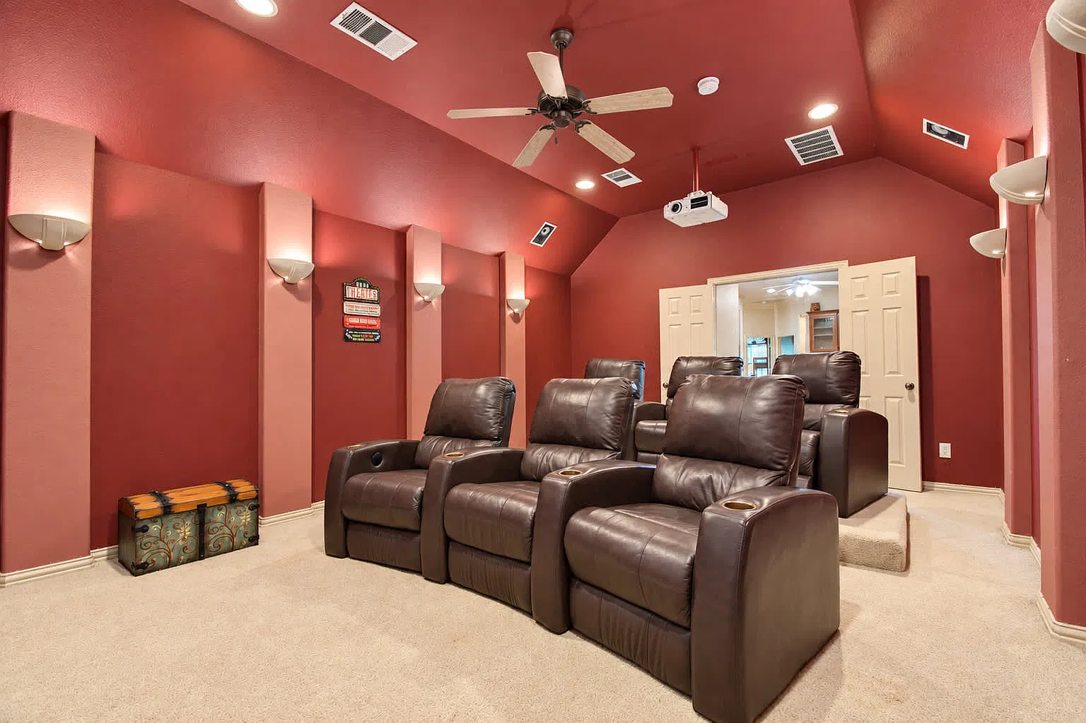 5 bed, 3.5 bath, 4386 sqft, $8,950 — Photo 4