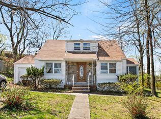 11 Scheiber Ter, Cedar Grove, NJ 07009