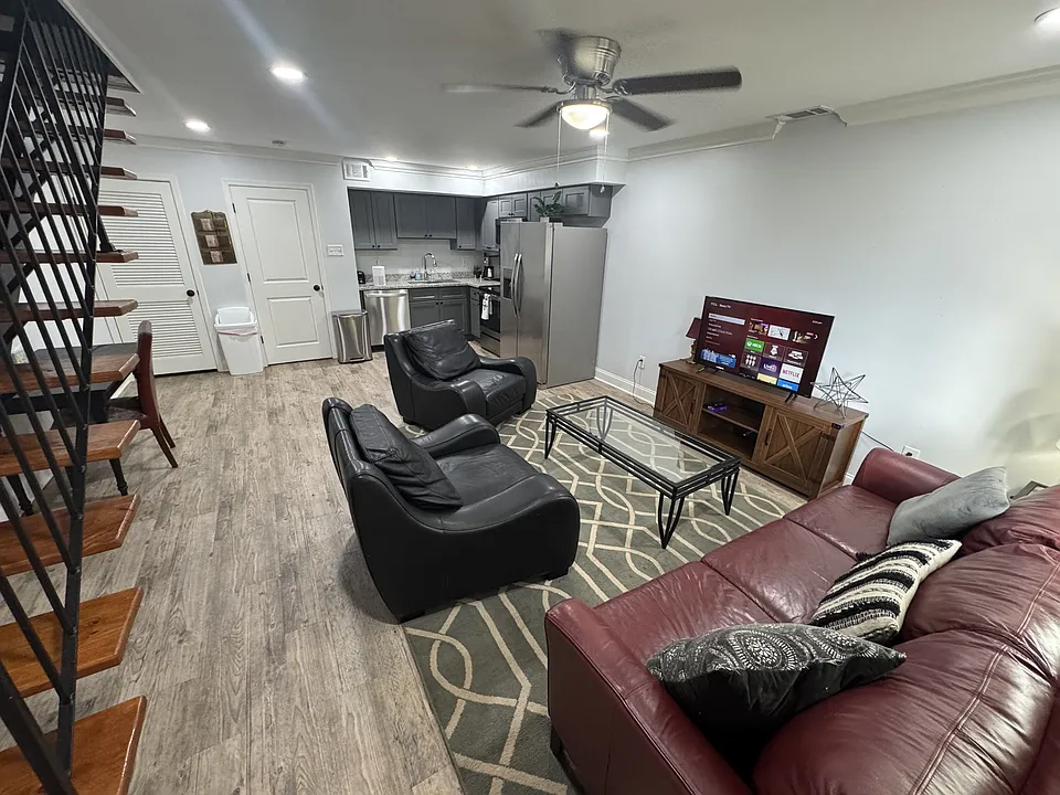 2413 Houma Blvd E