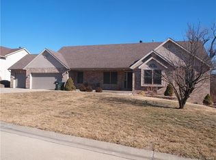 210 Longview Dr, Columbia, IL