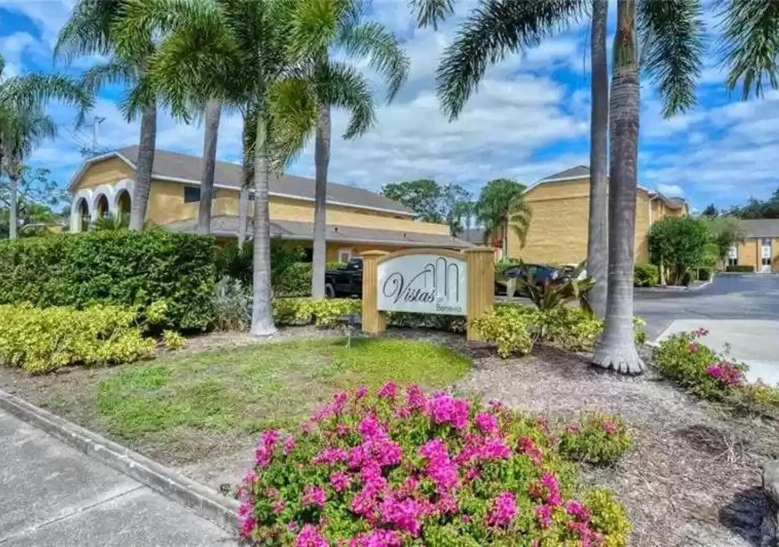 Lovely 3 bedroom first floor condo on golf course — Photo 1