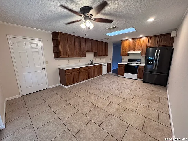 3 bed, 2.0 bath, 1924 sqft, $1,999 — Photo 4
