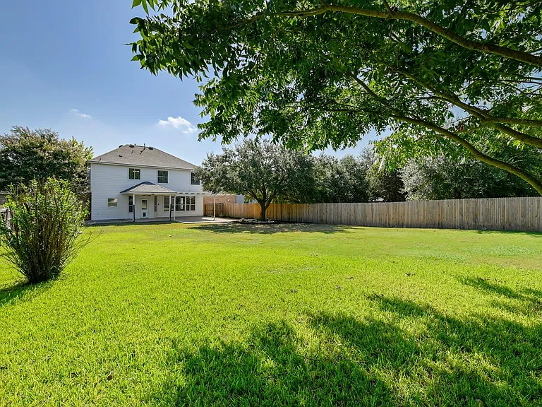 20308 Farm Pond Ln — Photo 37