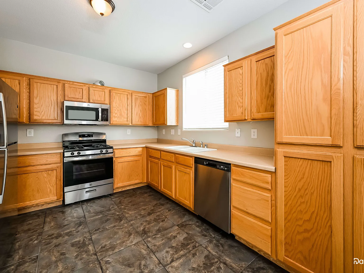3 bed, 2.5 bath, 1304 sqft, $2,105 — Photo 4