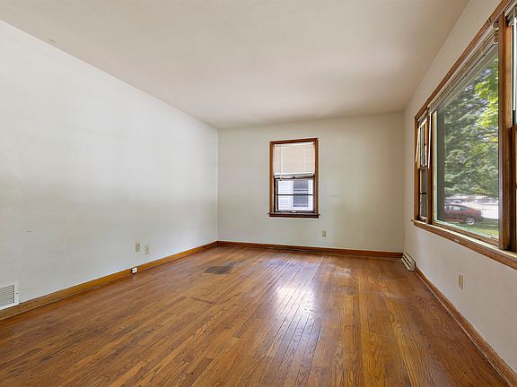 4th image of 2412 Midway Dr