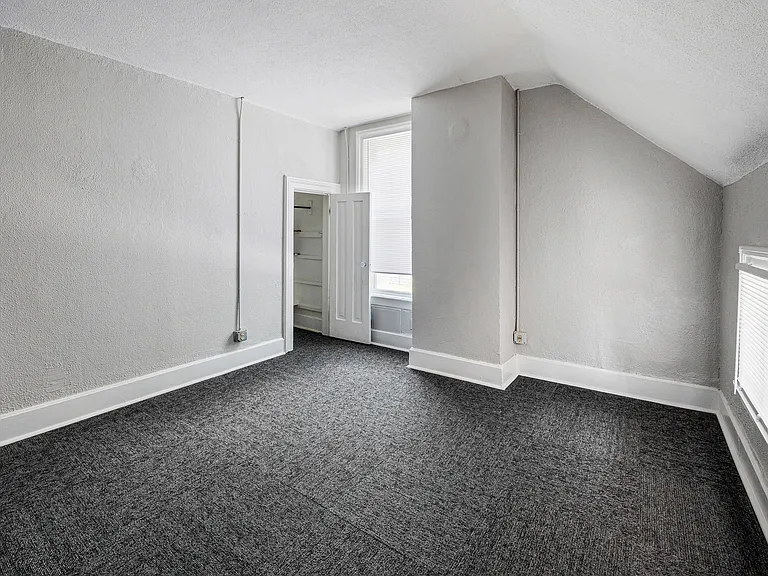 215 E South St — Photo 15