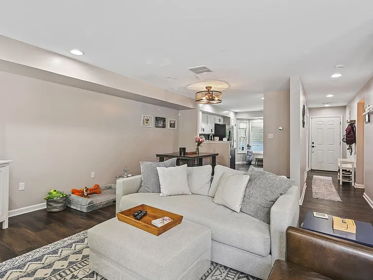 1531 Marlborough Ct — Photo 9